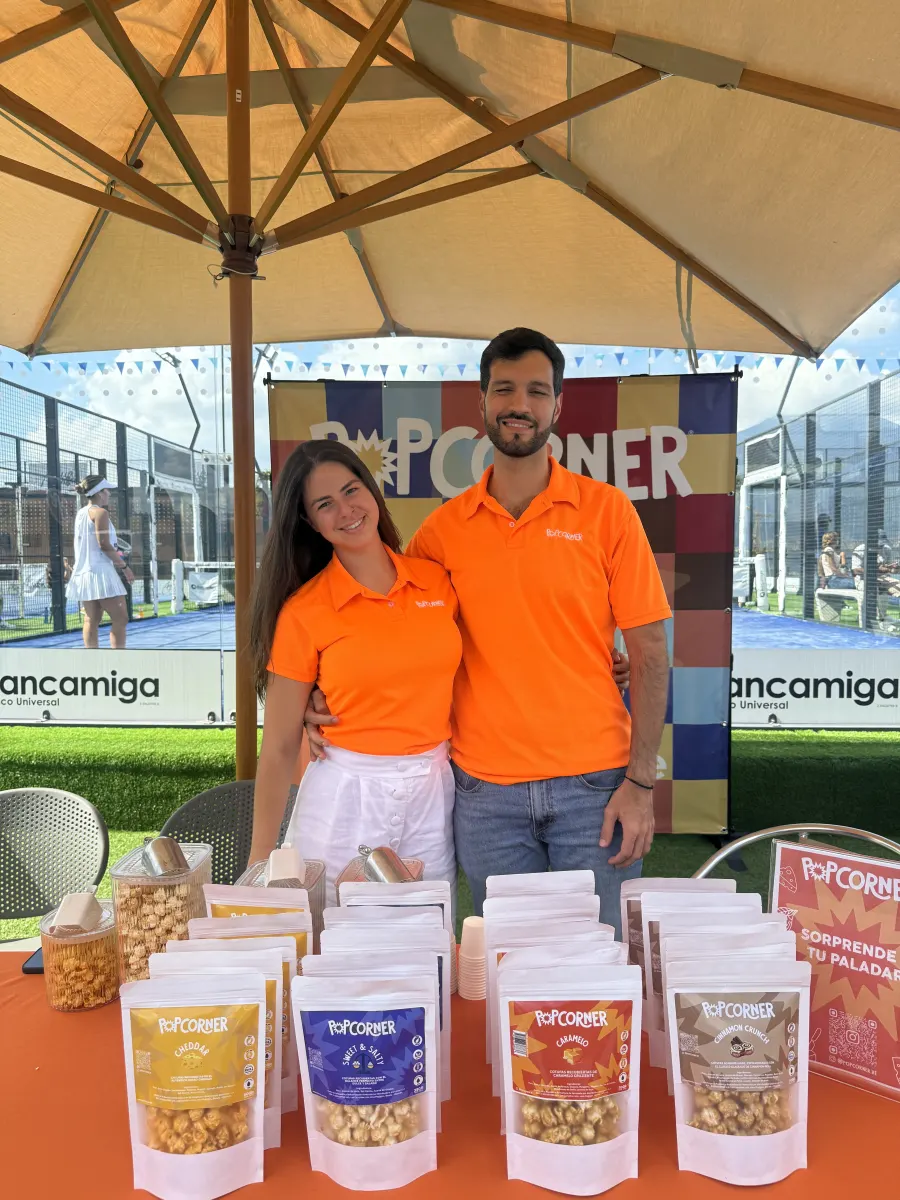 Equipo de Popcorner en un pop-up en Caracas, atendiendo a los clientes con los doypacks.