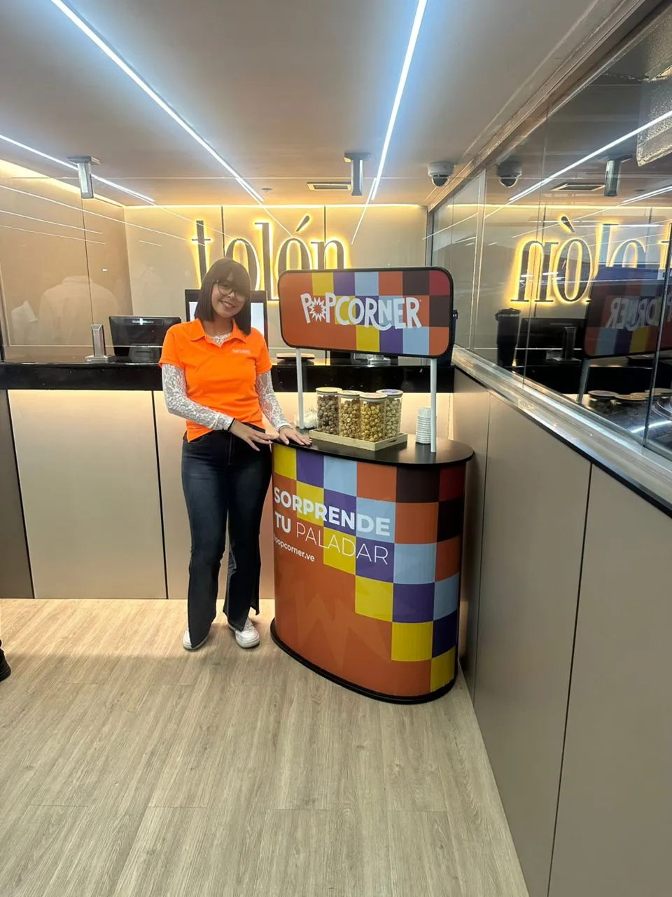 Counter Popcorner con anfitriona en oficina corporativa