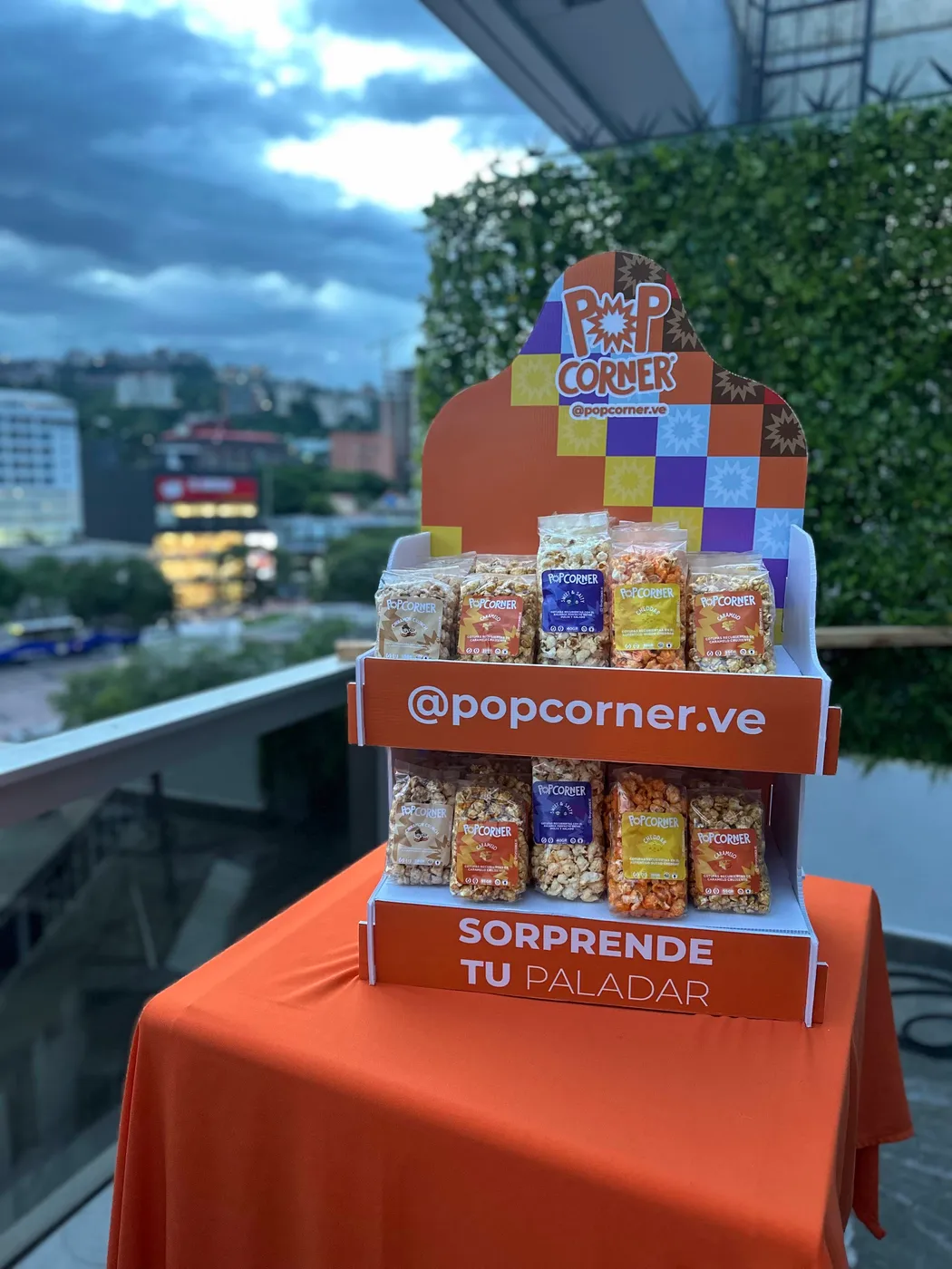 Display tabletop Popcorner con cotufas en celofán para mesa
